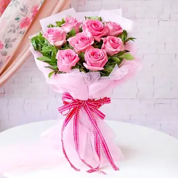 pblissfulchocolatecakewithbloomingpinkrosesbouquet3882881