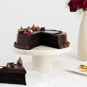 pblissfulchocolatecakewithbloomingpinkrosesbouquet3882883