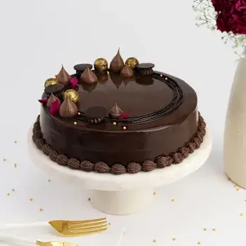 pblissfulchocolatecakewithbloomingpinkrosesbouquet3882882